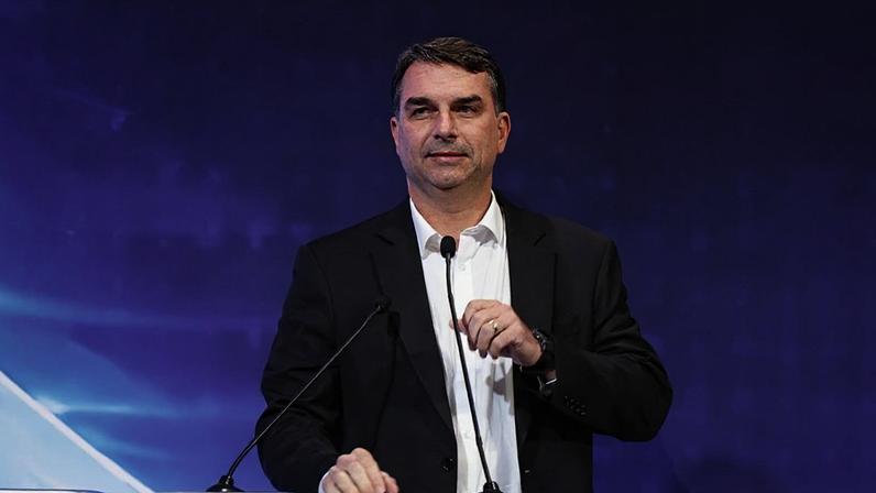Flávio Bolsonaro (PL) participou de evento da CNI, em Brasília
