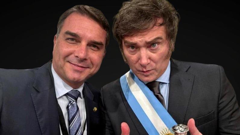 Flávio Bolsonaro ao lado do presidente da Argentina, Javier Milei, empossado neste domingo (10.dez.2023)