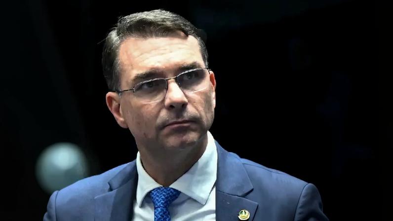 O senador Flávio Bolsonaro (PL-RJ); e o presidente da República, Luiz Inácio Lula da Silva (Carlos Moura/Agência Senado/Bruno Peres/Agência Brasil/Divulgação)