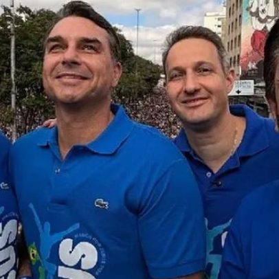 Flávio afirma que país vive guerra espiritual durante marcha