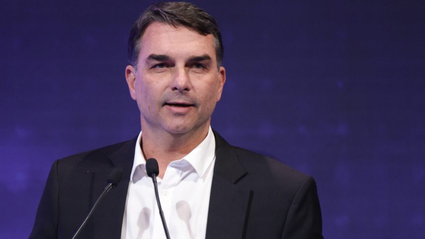 Flavio Bolsonaro participa do debate com os candidatos a presidente do Brasil para a eleição de 2026 no evento da Confederação Nacional da Indústria CNI