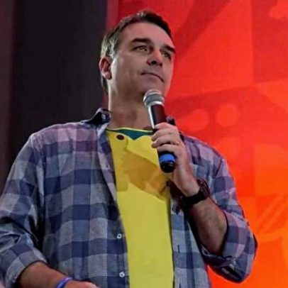 Flávio Bolsonaro volta aos EUA para frear tarifaço após visita a Trump