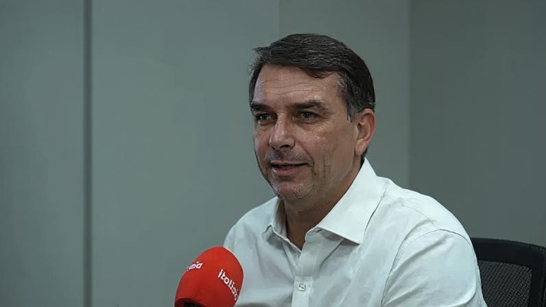 O senador Flávio Bolsonaro em entrevista à Itatiaia nesta terça (2)