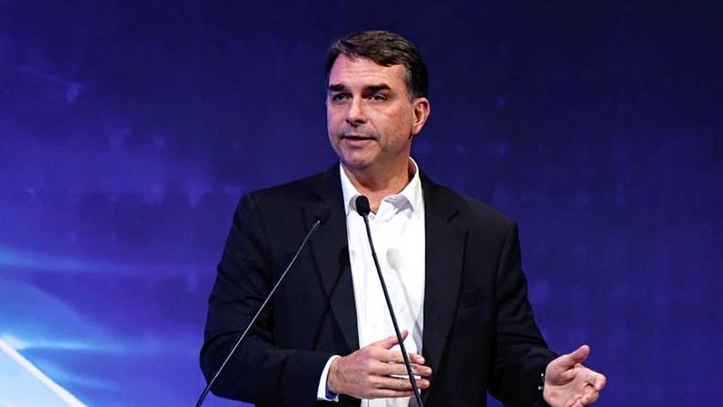 Flávio Bolsonaro defende uso de IA para controle de gastos públicos