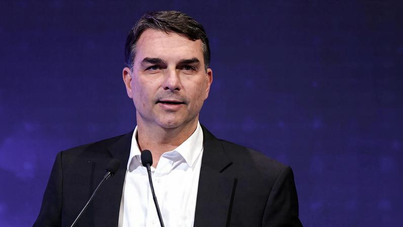 O pré-candidato a presidente pelo PL, Flávio Bolsonaro, em evento da Confederação Nacional da Indústria