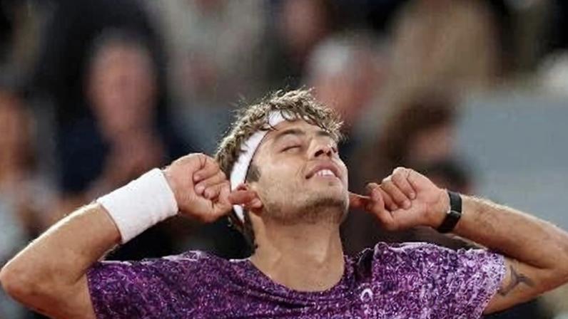 Flavio Cobolli celebra vitória sobre Félix Auger-Aliassime em Paris, por Roland Garros