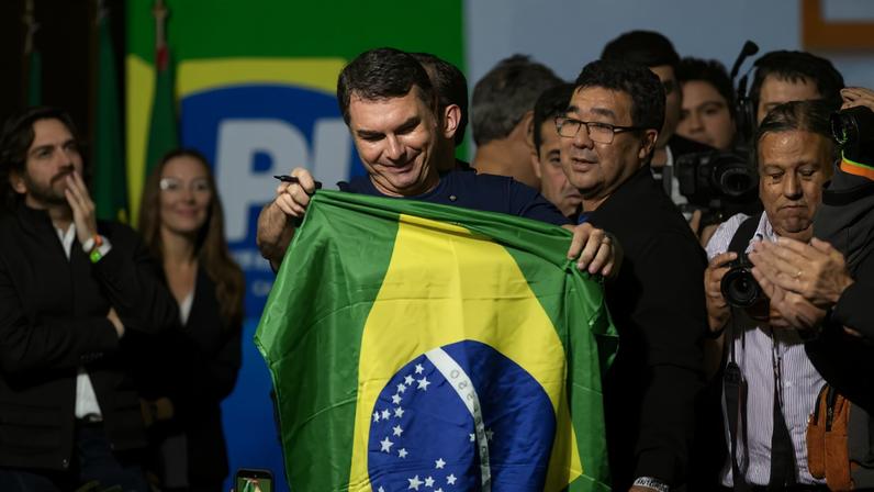 Flávio Bolsonaro intensifica o discurso religioso e reforça a aproximação com o eleitorado evangélico em meio à pré-campanha (Foto: EFE/ Hedeson Alves)