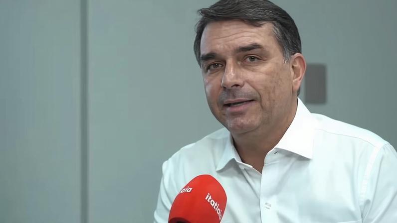 Senador e pré-candidato Flávio Bolsonaro concede entrevista à Rádio Itatiaia, em Belo Horizonte — Foto: Reprodução/YouTube - Itatiaia