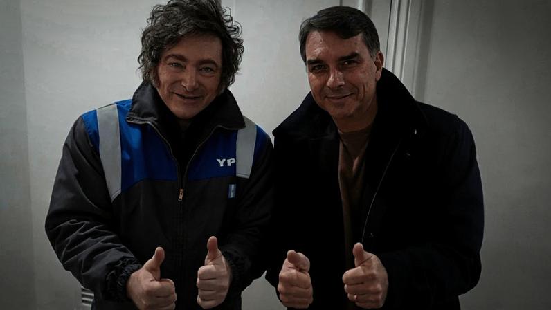 “Vem aí a onda azul pelas mãos de Flávio Bolsonaro”, escreveu o presidente argentino; na imagem, Milei (à esq.) e Flávio