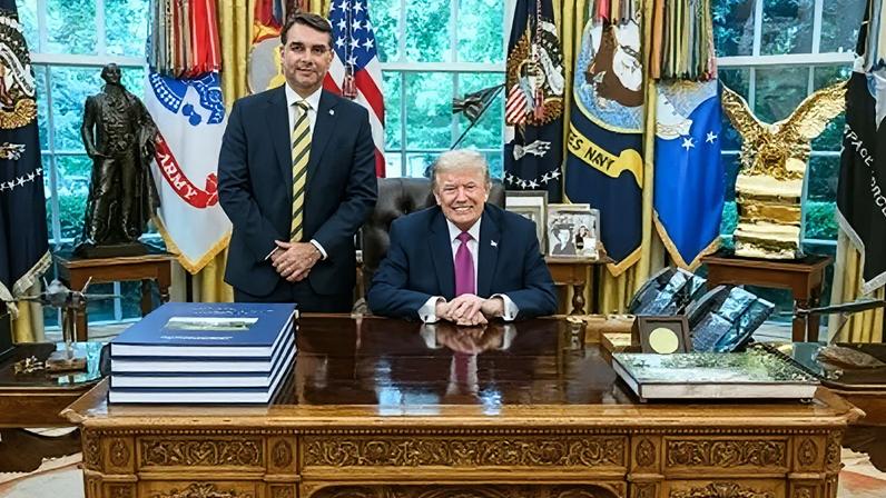 Flávio Bolsonaro e Donald Trump no Salão Oval da Casa Branca, em Washington, EUA