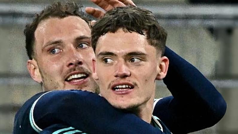 Florian Wirtz festeja o gol da Alemanha e é abraçado por David Raum