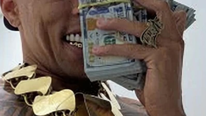 Buzeira é natural do bairro de Itaquera, na zona Leste de São Paulo, e exibe sua rotina, incluindo carros de luxos, ações sociais que promove, além de rifas e sorteios.