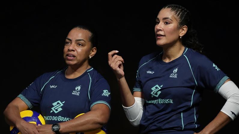 Fofão e Tainara conversam em treino da Seleção Brasileira feminina de vôlei (Foto: Divulgação/ CBV)