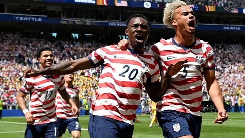 Folarin Balogun e Antonee Robinson comemoram gol dos EUA contra a Austrália na Copa
