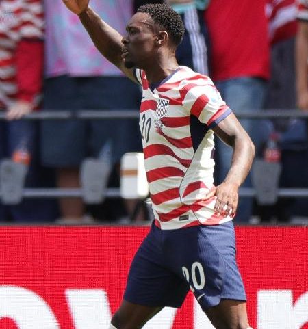 Folarin Balogun celebra gol dos EUA contra a Austrália na Copa