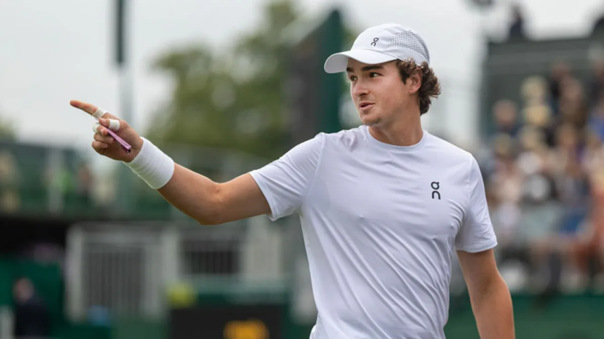 Fonseca vence veterano espanhol em três sets e avança em Wimbledon