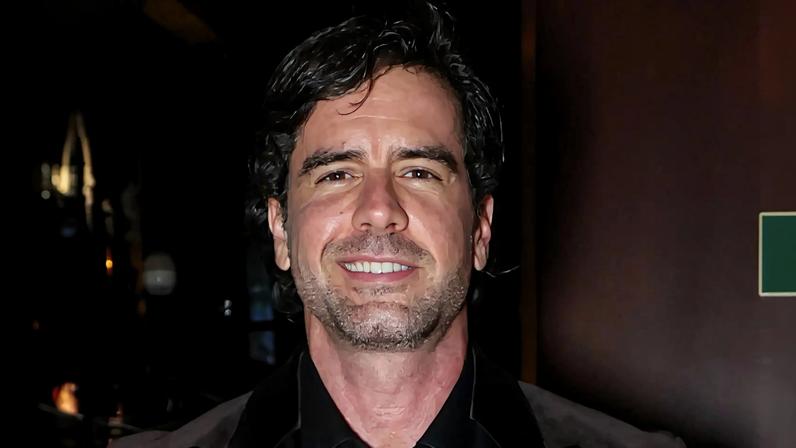Fora das novelas, Marcos Pitombo dá zoom em peitoral peludo na web