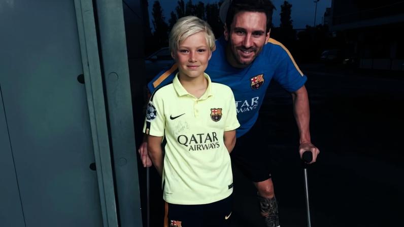 Daniel Gudjohnsen, quando criança, ao lado de Messi nos tempos de Barcelona — Foto: Arquivo Pessoal