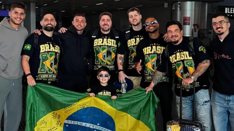 ‘Parças’ de Neymar viajam para Copa uniformizados