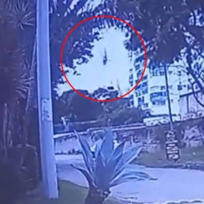 Câmera registra o momento da queda de helicóptero no Rio