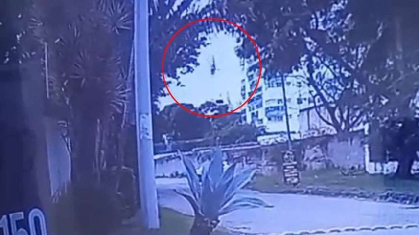 Câmera de segurança flagra momento da queda de helicóptero no Rio