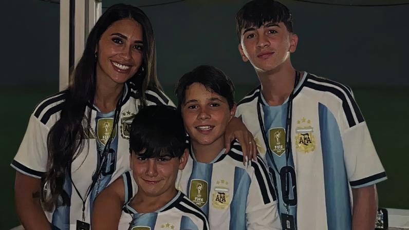 Antonela Rocuzzo ao lado dos filhos Thiago, Mateo e Ciro