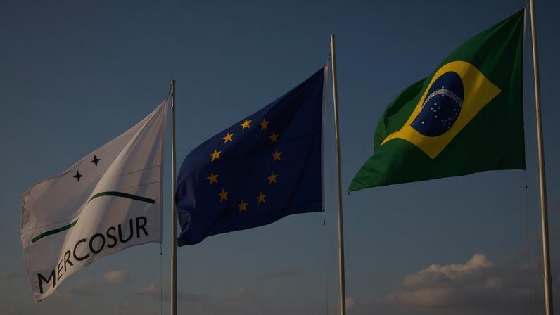 Imagem colorida, bandeiras entre o acordo Mercosul e UE