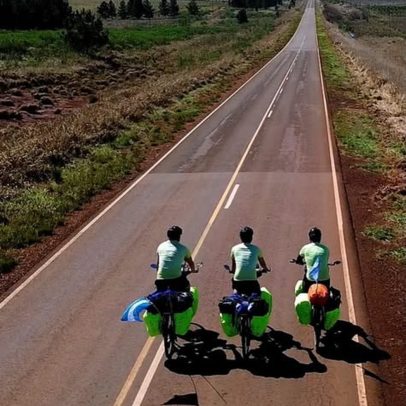 Argentinos viajam 17 mil km de bicicleta até a Copa e são recebidos por Scaloni