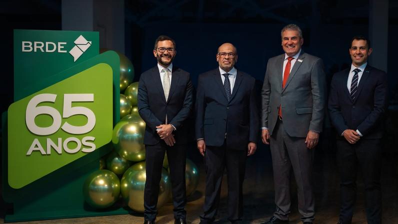 Autoridades, parceiros institucionais e colaboradores participaram da cerimônia que celebrou os 65 anos do BRDE, destacando a trajetória da instituição no financiamento do desenvolvimento econômico, da inovação e da sustentabilidade na Região Sul do Brasil. (Foto: Divulgação BRDE)
