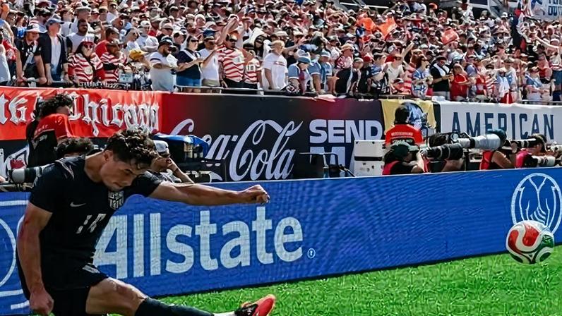 Foto de jogador dos EUA com a torcida ao fundo em amistoso pré-Copa