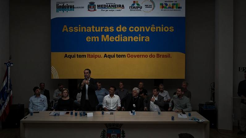 Solenidade em Medianeira marcou a assinatura de convênios entre Itaipu Binacional, municípios lindeiros e parceiros para investimentos em desenvolvimento regional, turismo náutico e infraestrutura urbana