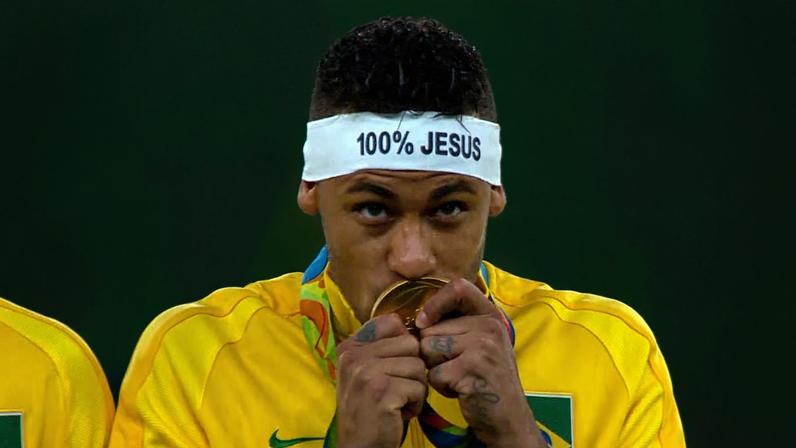 Neymar Jr. beija medalha de ouro nas Olimpíadas do Rio, em 2016 — Foto: Reprodução