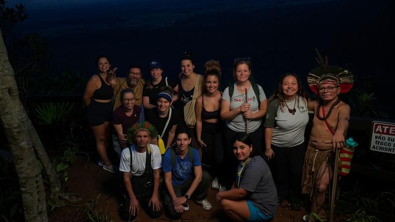 Visitantes participam de experiência guiada por indígenas Pataxó em área de Mata Atlântica no extremo sul da Bahia, região incluída na Rota das Marés, iniciativa voltada ao turismo regenerativo e à conexão com comunidades tradicionais.