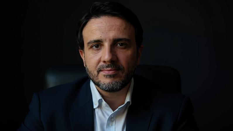 Renan Santos: pré-candidato vê na crise de Flávio, no caso Master, uma oportunidade para atrair eleitores que não estão convictos em votar no senador — Foto: Luiz Rebelato/Divulgação