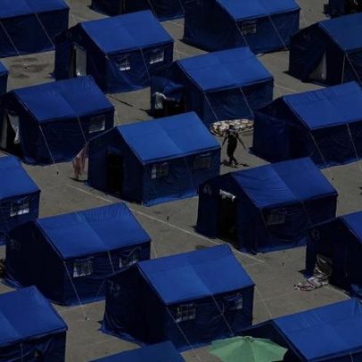 Mar de barracas azuis em Beirute revela crise humanitária no Líbano