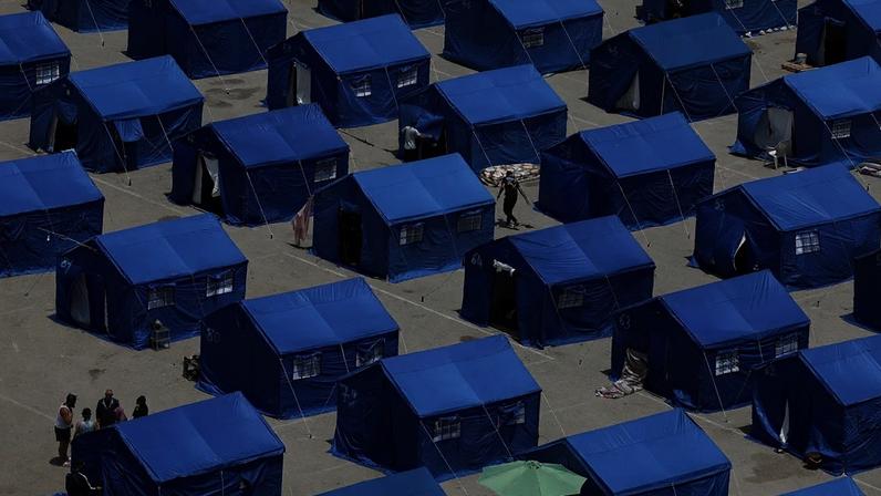 Famílias libanesas deslocadas acampam na orla de Beirute, no Líbano, onde cerca de 20% dos cidadãos tiveram de deixar suas casas em razão da ofensiva israelense no sul do país — Foto: Mohamed Azakir/AP