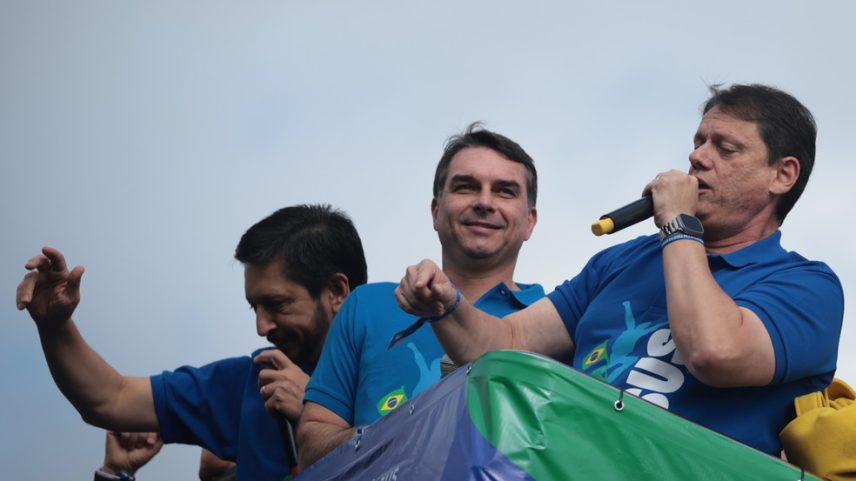 Flávio ao lado de Tarcísio e Nunes: presidenciável pediu apoio a evangélicos para trocar o comando do governo — Foto: Maria Isabel Oliveira/O Globo