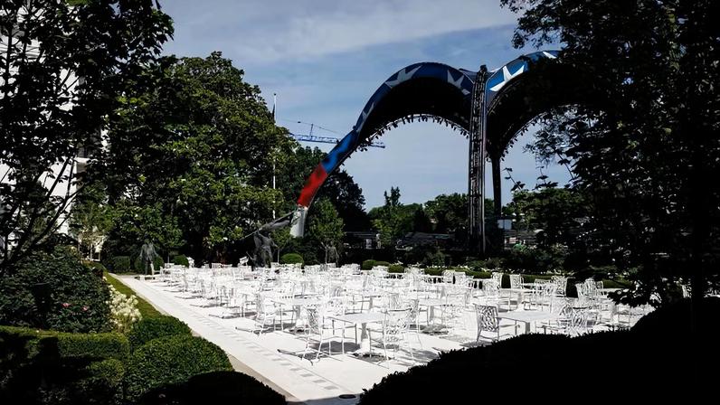 Operários constroem ringue de luta do UFC no gramado da Casa Branca para evento do dia 14 ligado à celebração dos 250 anos da independência dos EUA