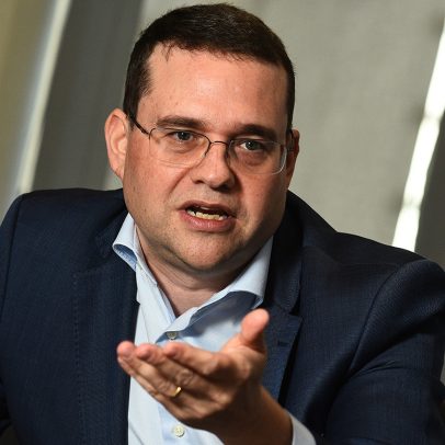 Conflitos e cautela com IA pressionam Wall Street