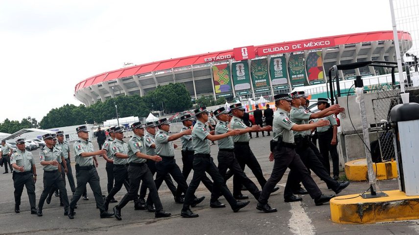 Integrantes da Guarda Nacional do México do lado de fora do Estádio Azteca antes da partida de abertura — Foto: Hannah Mckay/Reuters