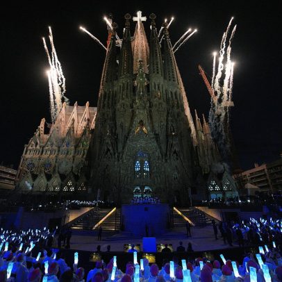 Papa Leão inaugura torre da Sagrada Família e faz apelo à paz