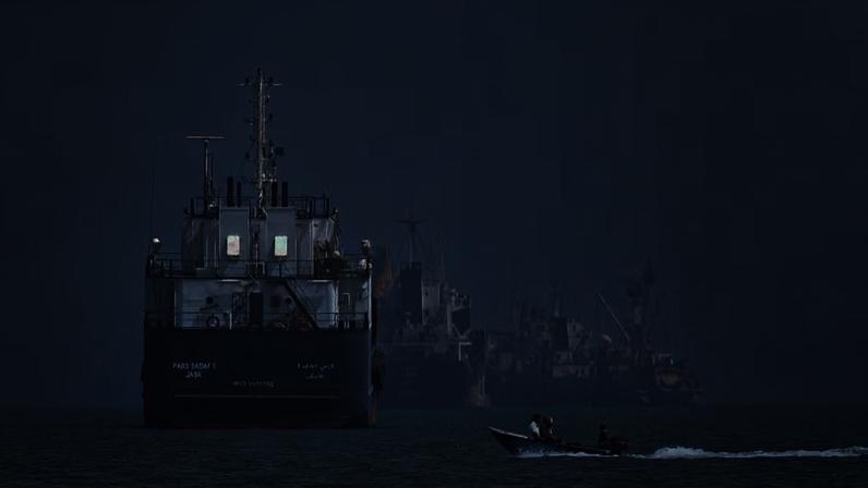 Navios ancorados perto de Bandar Abbas, na costa iraniana do Estreito de Ormuz: nova rota exige arriscada travessia noturna, além de desligamento de GPS e demais equipamentos eletrônicos — Foto: Amirhosein Khorgooi/ISNA via AP
