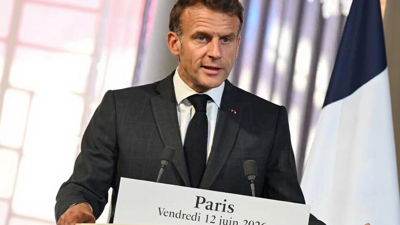 O presidente Emmanuel Macron: “É preciso recriar a convergência do G7 em relação ao apoio à Ucrânia” — Foto: Emma Da Silva/Associated Press