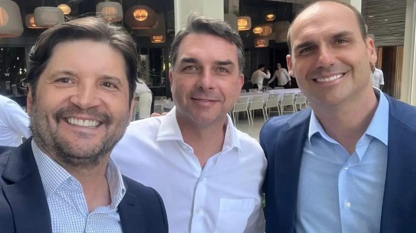 Prado, Flávio e Eduardo Bolsonaro: articulações de chapa ao Senado incluíram reuniões no Texas e “pragmatismo” — Foto: Arquivo pessoal/André do Prado