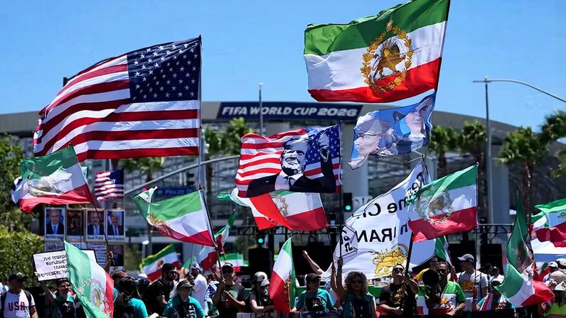 Opositores do regime iraniano protestam na frente do estádio onde o Irã enfrentaria a Nova Zelândia, em Los Angeles — Foto: Jae C. Hong/AP