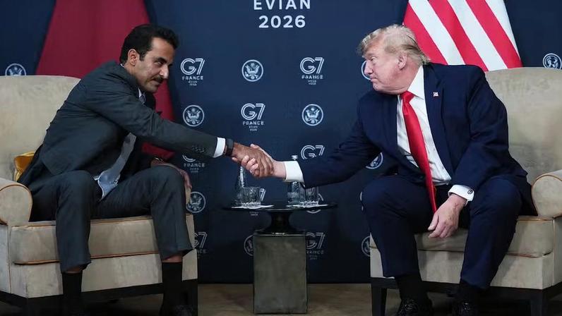 Trump (à dir.) com o emir Sheikh Hamad al-Thani, do Catar - país que é um dos canais preferidos dos EUA para o Oriente Médio -, em reunião bilateral à margem do G7 — Foto: Julia Demaree Nikhinson/AP