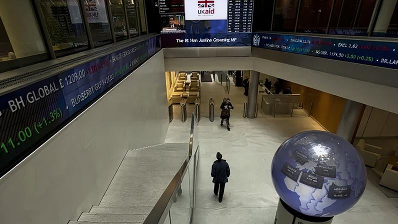 O FTSE 100, índice da Bolsa de Londres, ganhou 0,31% e fechou aos 10.461,63 pontos nesta quarta-feira (24) — Foto: Jason Alden/Bloomberg