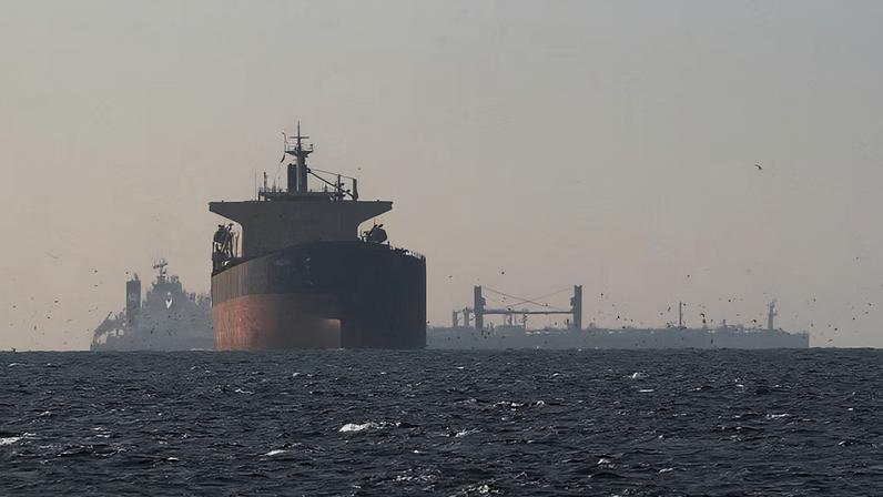 Navios no Estreito de Ormuz — Foto: Reuters