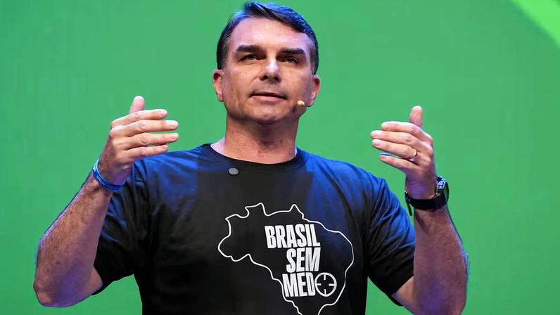 Senador Flávio Bolsonaro em ato do PL — Foto: Alexandre Meneghini/Reuters