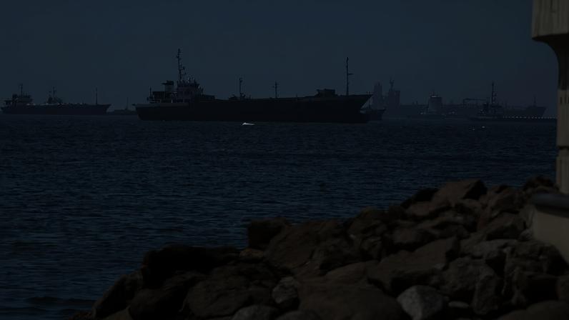 Navios-tanque e cargueiros são vistos ao longo das rotas que ligam o Estreito de Ormuz ao Mar Arábico: modelo de projeção avalia vulnerabilidade de gargalos logísticos semelhantes no mundo — Foto: AP